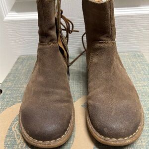 EUC- Born flannel lined booties.